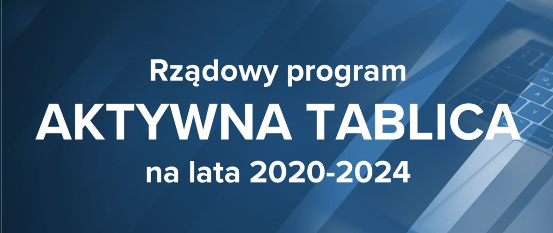 Napis &bdquo;Rządowy program AKTYWNA TABLICA na lata 2020&ndash;2024&rdquo; na granatowym tle z fragmentem klawiatury laptopa po prawej stronie.