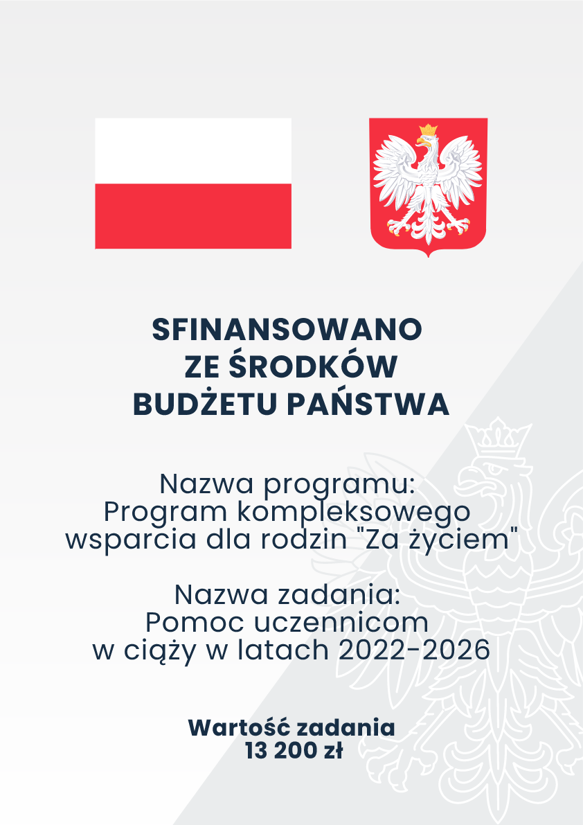 Plansza informacyjna z flagą Polski i godłem. Tekst: „Sfinansowano ze środków budżetu państwa. Nazwa programu: Program kompleksowego wsparcia dla rodzin ‘Za życiem’. Nazwa zadania: Pomoc uczennicom w ciąży w latach 2022–2026. Wartość zadania: 13 200 zł”.
