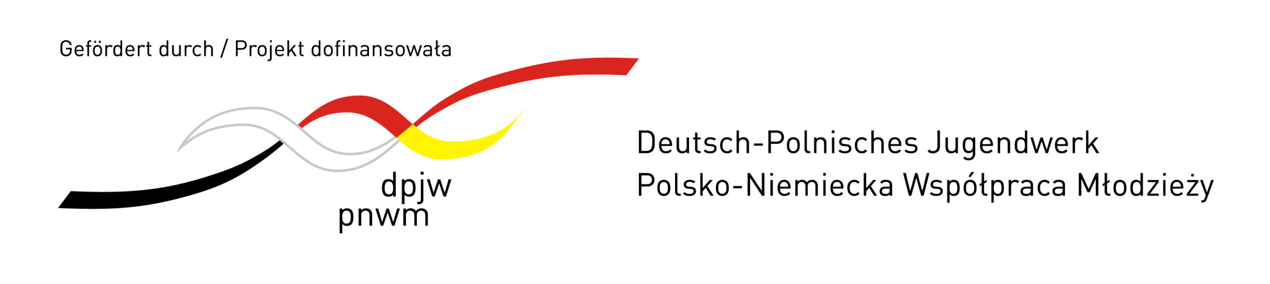 Białe tło z logotypem złożonym z falistych linii w kolorach czarnym, szarym, czerwonym i żółtym. Po lewej stronie widnieje informacja o dofinansowaniu projektu oraz skrót „dpjw pnwm”. Po prawej stronie znajduje się nazwa „Polsko-Niemiecka Współpraca Młodzieży”, a obok ten sam tekst podany w języku niemieckim.