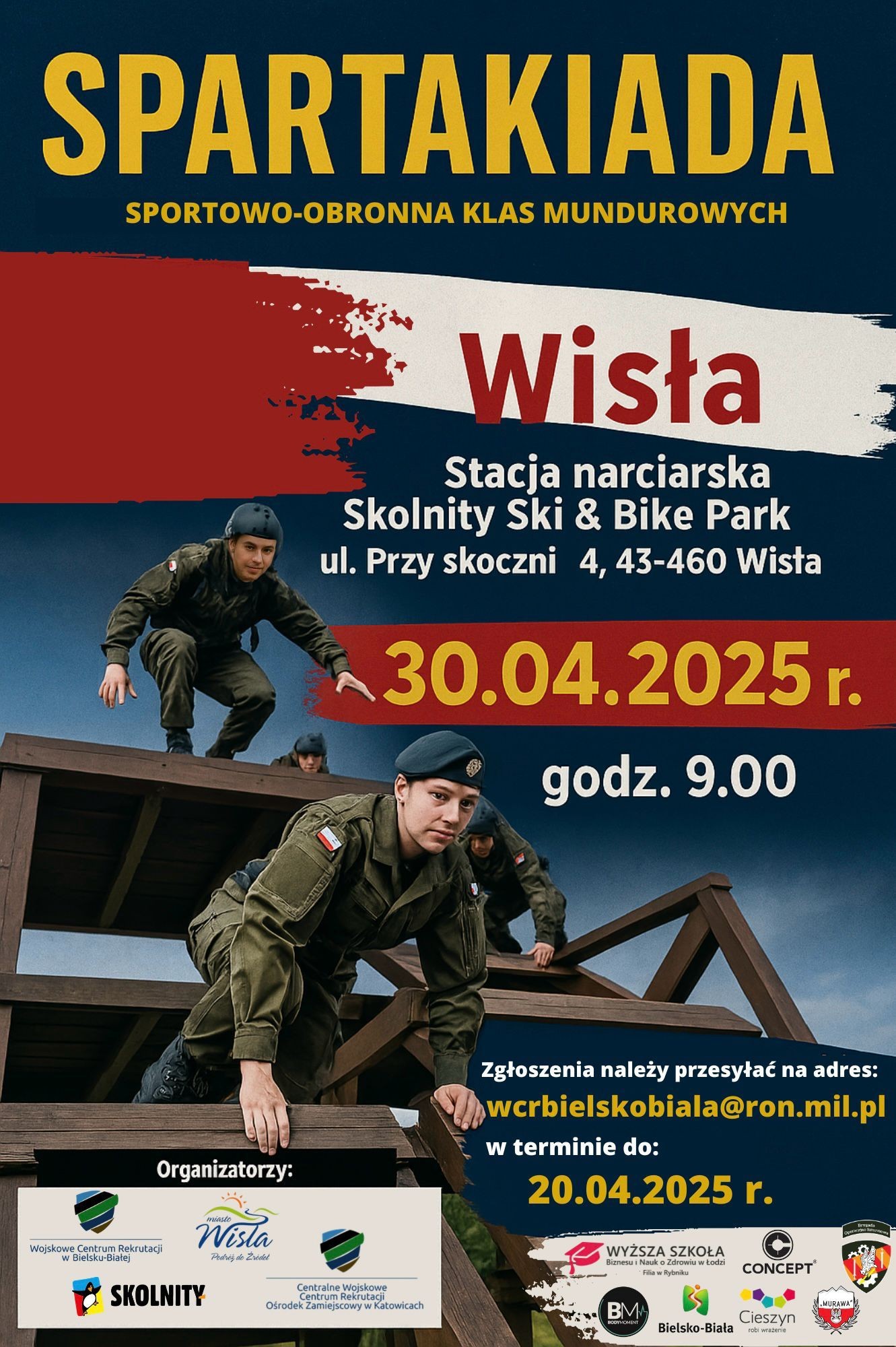Plakat informuje o Spartakiadzie Sportowo-Obronnej Klas Mundurowych, kt&oacute;ra odbędzie się 30 kwietnia 2025 r. w Wiśle. Uczestnicy na zdjęciu pokonują tor przeszk&oacute;d w umundurowaniu. Podane są szczeg&oacute;ły wydarzenia i dane kontaktowe.