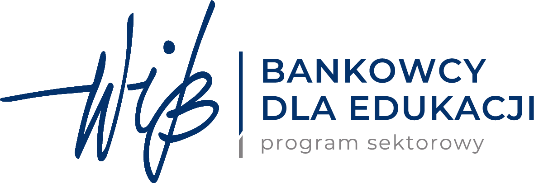 Logo składa się z eleganckiego, ciemnoniebieskiego napisu, kt&oacute;ry łączy dynamiczny, odręczny styl z nowoczesną, prostą typografią. Po lewej stronie widnieje stylizowany skr&oacute;t, natomiast prawa część zawiera formalną nazwę inicjatywy wraz z dodatkowym opisem w mniejszym rozmiarze. Całość prezentuje profesjonalny i edukacyjny charakter, podkreślając sektorowy wymiar programu.