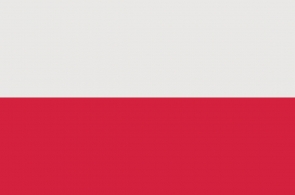 Flaga Polski składa się z dwóch poziomych pasów: górnego białego i dolnego czerwonego, o równej wysokości. Symbolizuje narodowe barwy Rzeczypospolitej, nawiązując do historii i tradycji. Prosta, a zarazem rozpoznawalna.