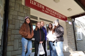 uczniowie-przed-lo-w-trakcie-gry-terenowej