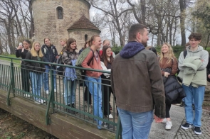 młodzież z wymiany podczas wycieczki przy cieszyńskiej Rotundzie 