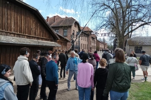 młodzież z wymiany w muzeum KL Auschwitz – Birkenau 