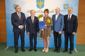 Stanisław Kubicius Przewodniczący Rady Powiatu Cieszyńskiego i Mieczysław Szczurek Starosta Cieszyński w towarzystwie nagrodzonych 