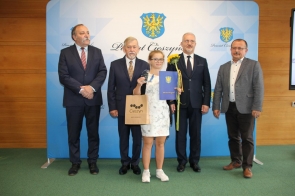 Stanisław Kubicius Przewodniczący Rady Powiatu Cieszyńskiego i Mieczysław Szczurek Starosta Cieszyński w towarzystwie nagrodzonej Kingi Iwańskiej 