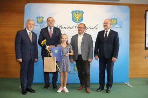 Stanisław Kubicius Przewodniczący Rady Powiatu Cieszyńskiego i Mieczysław Szczurek Starosta Cieszyński w towarzystwie nagrodzonej Mai Wysockiej