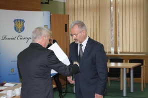 Mieczysław Szczurek odbiera akt wyboru na radnego powiatowego 