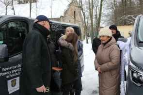 Nowe samochody dla Domu Pomocy Społecznej w Pogórzu oraz Filii „Bursztyn”  w Kończycach Małych
