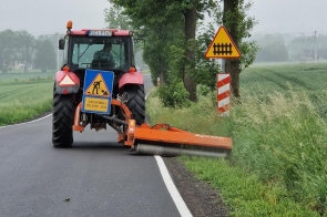 Koszenie poboczy przy drodze powiatowej