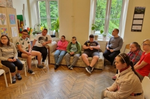 czniowie Szkoły Przysposabiającej do Pracy przy ZPSWR w Cieszynie odebrali z rąk dyrektora placówki, Pani Agnieszki Kozieł, nagrodę za zajęcie trzeciego miejsca w ogólnopolskim projekcie „Podróże po Polsce”