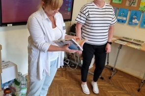  uczniowie Szkoły Przysposabiającej do Pracy przy ZPSWR w Cieszynie odebrali z rąk dyrektora placówki, Pani Agnieszki Kozieł, nagrodę za zajęcie trzeciego miejsca w ogólnopolskim projekcie „Podróże po Polsce”