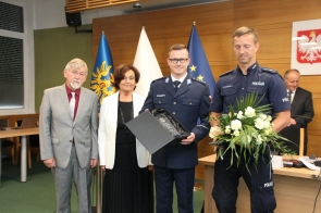 Zdjęcie wspołne - od lewej Stanisław Kubicius - Przewodniczący Rady Powiatu Cieszyńskiego, Janina Żagan - Starosta Cieszyński, nadkomisarz Przemysław Żurat, Pierwszy Zastępca Komendanta Powiatowego Policji w Cieszynie, mł. asp. Rafał Górczyński - Najlepszy Dzielnicowy Powiatu Cieszyńskiego
