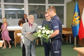 Stanisław Kubicius Przewodniczący Rady Powiatu Cieszyńskiego wręcza statuetkę Rafałowi Górczyńskiemu