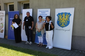 Janina Żagan, Starosta Cieszyńska, wygłosiła przemówienie w towarzystwie organizatorów wydarzenia oraz Agnieszki Baszczyńskiej, Dyrektor Powiatowego Centrum Pomocy Rodzinie.