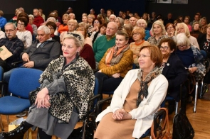 Uczestnicy konferencji siedzący na krzesłach.