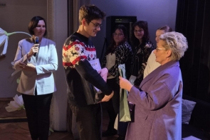 Beata Macura, Członkini Zarządu wręcza nagrodę dla Mateusza Chrapka laureata pierwszego miejsca.