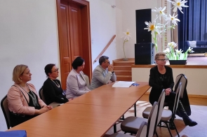 Jury olimpiady siedzi przy stole.