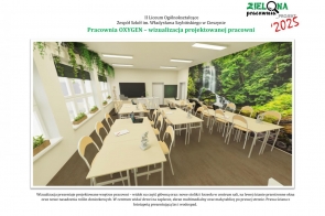 Przestronna, nowoczesna sala lekcyjna w jasnych barwach. Po lewej stronie duże okna ozdobione doniczkami z zielonymi roślinami. W centralnej części stoły ustawione w grupach, wyposażone w laptopy i przybory naukowe. Ściana po prawej stronie ozdobiona realistyczną fototapetą z lasem i wodospadem. W tle ekran multimedialny i tablica.