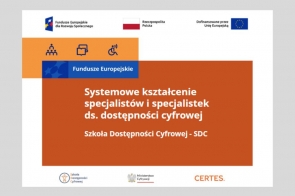 Plansza informacyjna projektu „Szkoła Dostępności Cyfrowej – SDC” zawiera logotypy Funduszy Europejskich, Rzeczypospolitej Polskiej, Unii Europejskiej, Ministerstwa Cyfryzacji oraz organizatora CERTES. Kolorystyka oparta na bieli, pomarańczu i granacie.