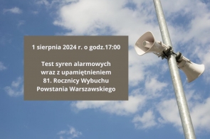Słup z głośnikami alarmowymi ustawiony na tle nieba z chmurami. Obok widnieje informacja o teście syren 1 sierpnia 2024 r. o godz. 17:00, w ramach upamiętnienia 81. rocznicy wybuchu Powstania Warszawskiego.