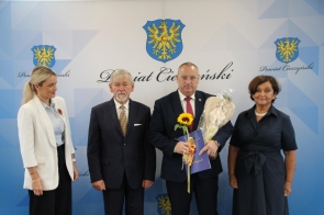 Nagrodę specjalną Powiatu Cieszyńskiego w imieniu Wandy Błażowskiej Maciejczyk odbiera Stanisław Legierski Wójt Gminy Istebna.