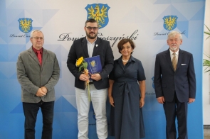 Statuetkę  za zajęcie 3 miejsca we współzawodnictwie sportowym gmin odbiera Paweł Sztefek Burmistrz Miasta Ustroń.