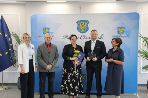 Nagrodę za 3 miejsce w Licealiadzie odbierają reprezentanci II Liceum Ogólnokształcącego im. Mikołaja Kopernika w Cieszynie.