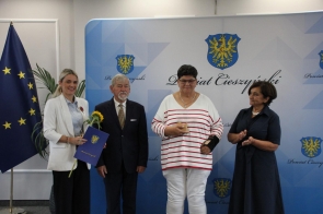Wyróżnienie Powiatu Cieszyńskiego odbiera Maria Juroszek zawodniczka Klubu Armwrestling Polska.