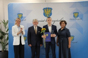 Nagrodę Powiatu Cieszyńskiego odbiera Jan Kolondra zawodnik KS Akademia Sparta Skoczów.