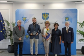 Nagrodę  za 1 miejsce w Igrzyskach Dzieci odbierają  reprezentanci Szkoły Podstawowej nr 3 im. Jana Pawła II w Skoczowie.