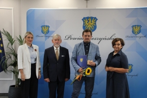Nagrodę Powiatu Cieszyńskiego w imieniu Magdy Piekarskiej odbiera Jacek Wachtarczyk trener KS Spójnia Zebrzydowice.