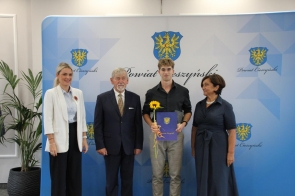 Wyróżnienie Powiatu Cieszyńskiego odbiera Filip Juroszek zawodnik NKS "Trójwieś Beskidzka".