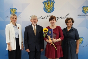 Wyróżnienie Powiatu Cieszyńskiego odbiera Paulina Gajda Klubu "Pogórzanki" Olimpiad Specjalnych.