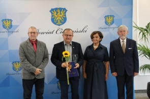 Statuetkę  za zajęcie 2 miejsca we współzawodnictwie sportowym gmin odbiera Krzysztof Kasztura Pierwszy Zastępca Burmistrza Miasta Cieszyn.