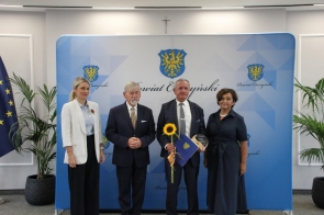 Nagrodę  specjalną Powiatu Cieszyńskiego odbiera Zdzisław Kołodziejczyk trener LKS "Pogórze" Skoczów.