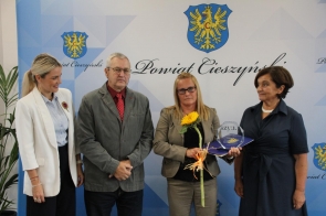 Nagrodę za 3 miejsce w Igrzyskach Młodzieży odbiera reprezentantka Szkoły Podstawowej nr 1 im. ks. Leopolda Londzina w Istebnej.