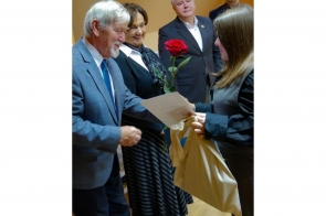 Podczas gali podsumowującej konkurs „Selfie z marką Śląsk Cieszyński” przewodniczący rady powiatu Stanisław Kubicius wręcza nagrodę uczestniczce. Obok starosta Janina Żagan i dyrektor biura Stowarzyszenia Rozwoju i Współpracy Regionalnej "Olza" Bogdan Kasperek z uśmiechem obserwują moment gratulacji.