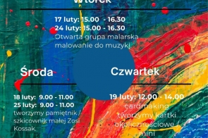 Kolorowe, abstrakcyjne tło malarskie z plamami farby i dynamicznymi pociągnięciami pędzla w odcieniach czerwieni, zieleni, niebieskiego i żółtego. Na nim biały tekst z tytułem " Artystyczne ferie u Kossaków', datą 16 lutego - 1 marca 2026 oraz informacją o zajęciach twórczych dla dzieci i cenach. Poniżej rozpiska dni tygodnia z godzinami i krótkimi opisami warsztatów.