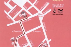 Na czerwonym tle widoczna jest schematyczna mapa centrum Cieszyna z zaznaczoną trasą spaceru, nazwami ulic i punktami oznaczonymi magnoliami oraz opisem szlaku kwitnących magnolii.