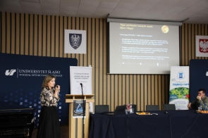 Prelegentka, Agnieszka Tobiczyk - Teper przemawia podczas konferencji dla uczniów, w tle ekran z prezentacją.