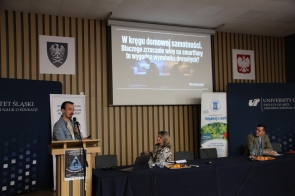 Prelegent, Patryk Naczulski, przemawia podczas konferencji dla uczniów, w tle ekran z prezentacją.