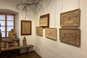 Na ścianach muzeum zaprezentowano drewniane płaskorzeźby przedstawiające sceny z życia codziennego i motywy religijne. Obok, na ławie, ustawiono rzeźby postaci