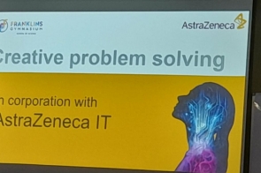 Slajd z napisem „Creative problem solving”, informacją o współpracy z AstraZeneca IT oraz grafiką sylwetki głowy.