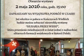 Plakat w jasnej, stylizowanej kolorystyce, zawierający informacje o otwarciu wystawy oraz zdjęcie ekspozycji z końmi i zbrojami.