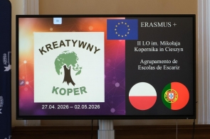 Ekran wyświetla prezentację Erasmus+ z nazwą projektu „Kreatywny Koper”, nazwą szkoły z Cieszyna, partnerem z Portugalii oraz datami realizacji.