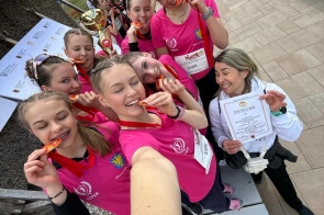 Selfie drużyny z medalami, pucharem i dyplomem.