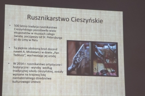 Slajd prezentacji dotyczący rusznikarstwa cieszyńskiego, zawierający informacje o 500-letniej tradycji tego rzemiosła oraz zdjęcia broni.