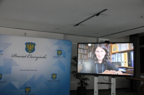 Na ekranie wyświetlona jest dr Małgorzata Swędrowska. Obok znajduje się plansza Powiatu Cieszyńskiego z herbem i adresem strony internetowej.